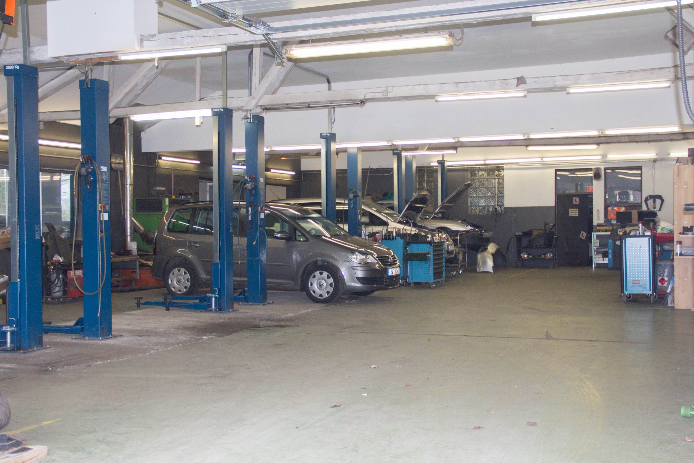 Werkstatthalle von Autohaus Lesik mit Hebebühnen